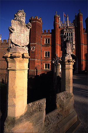 Walk past the main entrance for The Kings Arms